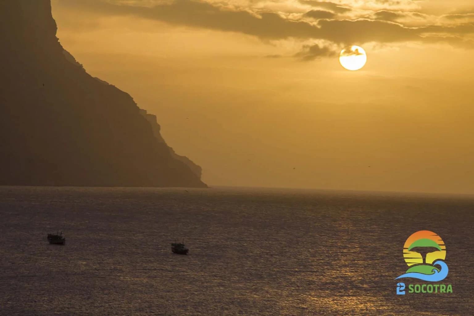 sunset-landscape-qalansiya-sea-mountain-clouds-boats-socotra-island-1536x1024 (1)