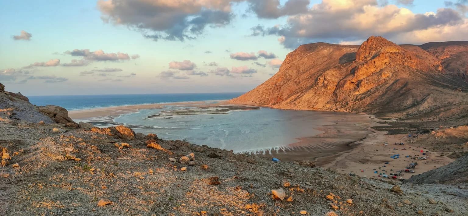 camping-detwah-lagon-lake-socotra-island-beatch-mountain-2-1536x709